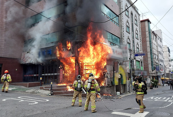 20일 오전 7시 4분께 서울 관악구 신림동 5층짜리 건물에서 불이 나 약 30분 만에 꺼졌다. 불은 건물 1층에 있는 고깃집에서 발생해 오전 7시 37분께 완전히 진압됐다. 사진은 화재 현장. [관악소방서 제공]