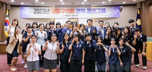 성덕고등학교 학생들이 강동구의회 본회의장에서 구의원들과 함께 기념촬영을 하고 있다. [강동구의회 제공]