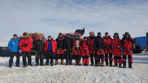 K-루트 탐사대가 2023년 11월 16일 남극 장보고기지를 출발하면서 기념촬영을 하고 있다. [극지연구소 제공]