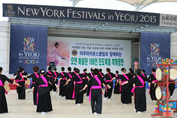 2015 뉴욕인여주페스티벌 100인 진도북춤 축하공연. [이경화 제공]