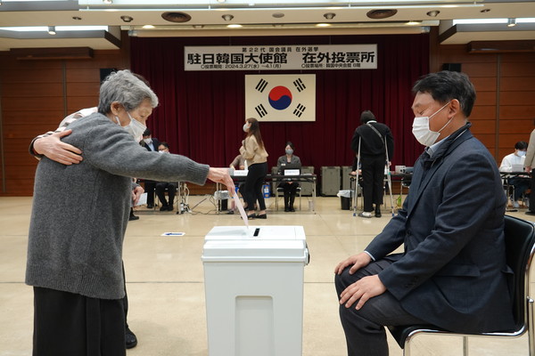 국회의원선거 재외 국민투표가 27일 시작된 가운데 재일교포인 94세 이두치(사진 왼쪽) 할머니가 일본 도쿄 총영사관에 마련된 재외투표소에서 투표하고 있다. [연합뉴스]
