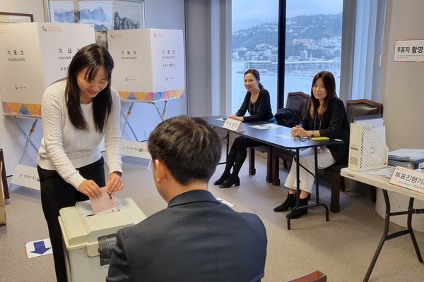 27일(현지시간) 뉴질랜드 웰링턴 한국 대사관에 마련된 재외 투표소에서 현지 교민이 투표함에 투표용지를 넣고 있다. 뉴질랜드는 전 세계에서 가장 먼저 재외 투표가 시작되는 곳이다. [주뉴질랜드 한국대사관 제공]