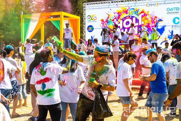 인도의 대표 봄맞이 축제인 '홀리 해이(HOLI HAI) 컬러 페스티벌'이 13일 춘천 남이섬에서 화려하게 막을 올렸다.