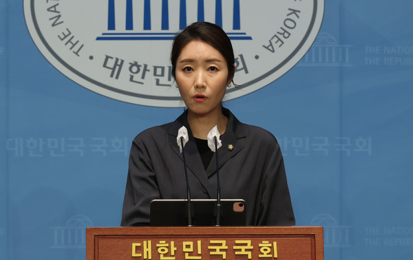 브리핑하는 더불어민주당 강선우 대변인 [연합뉴스]