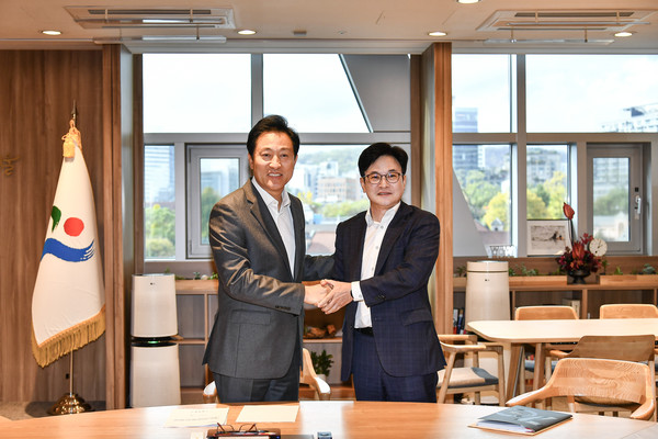 지난해 11월 6일 김병수 김포시장이 오세훈 서울시장이 공식 만남을 갖고 공동연구반을 구성하기로 합의했다. [김포시 제공] 