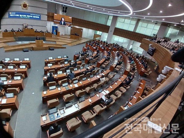 26일 오전 10시 30분 경기도의회 제374회 임시회 제2차 본회의가 열렸다.