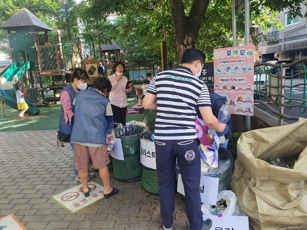 은평구는 주민들이 재활용품을 분리배출 하도록 동네마다 장소를 정해  ‘거점별 재활용품 모아모아 사업’을 운영하고 있다. [은평구 제공]