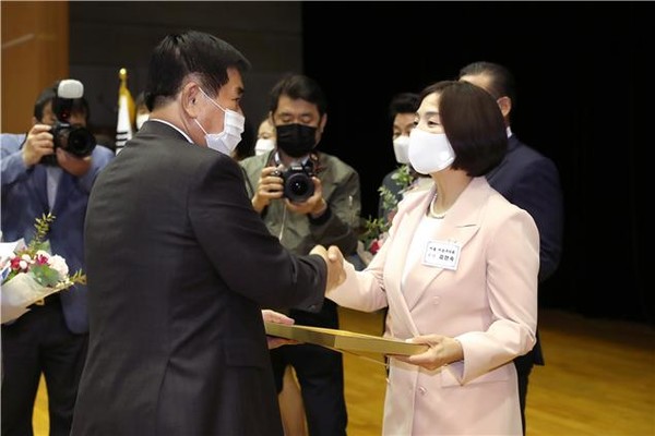 김안숙 서초구의회 의장(오른쪽)이 전국시군자치구의장협의회로부터 지방의정봉사상을 받고 있다. [서초구의회 제공]