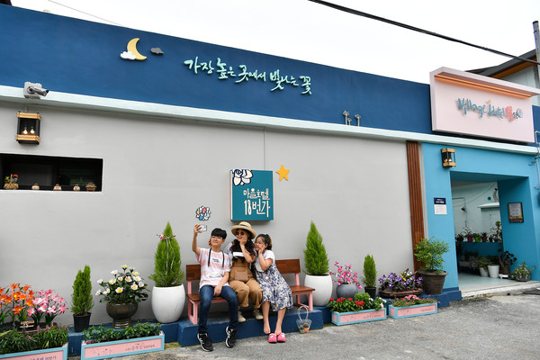 강원 정선군은 5일 서울대학교 삼성컨벤션센터에서 한국FM 학회 주관으로 개최된 ‘한국FM대상’시상식에서 고한18번가 마을호텔사업이 도시디자인부문 ‘최우수상’을 수상했다. [정선군 제공]