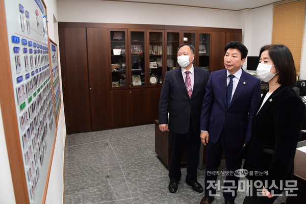 서울시의회 김인호 의장이 몽골 국회의원 우누르볼로르와 면담을 했다
