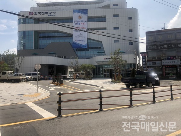 한국전력 경기 광주지사 건물 진출입로가 한 방향으로만 출입이 가능해 업무 및 민원인들이 불편을 호소하고 있다.