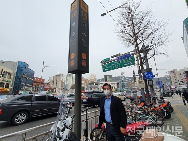 서울시의회 박기재 의원이 약수역 10번 출구 현장을 점검하고 있다.