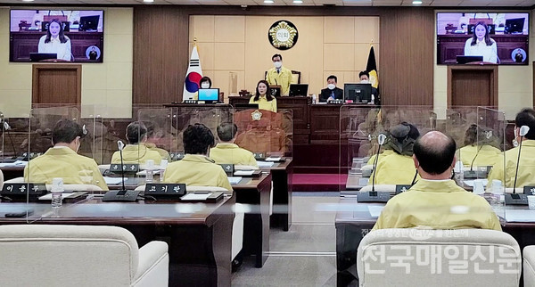차인영 의원이 16일 영등포구의회 제230회 임시회 제1차 본회의장에서 의원 선서를 했다.