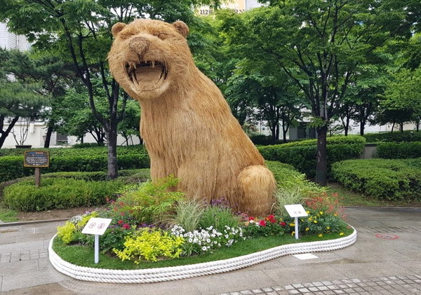 왕십리 광장에 볏짚으로 만든 호랑이 대형 조형물. [성동구 제공]