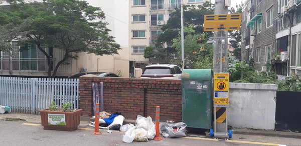 경기 수원시가 연무동 일원에 쓰레기 무단투기 감시용 이동식 CCTV 20대를 설치했다. [수원시 제공]
