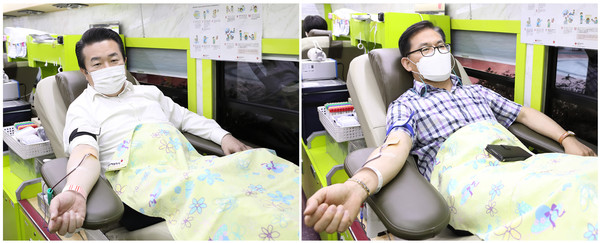 헌혈 버스 안에서 박동웅 의장(왼쪽)과 정형주 의원이 헌혈에 동참하고 있다. [구로구의회 제공]