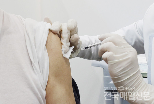 충북 청주의 한 의료기관에서 화이자 백신을 10명에게 과다 투여한 사실이 확인됐다. 사진은 기사와 무관. [전매DB]