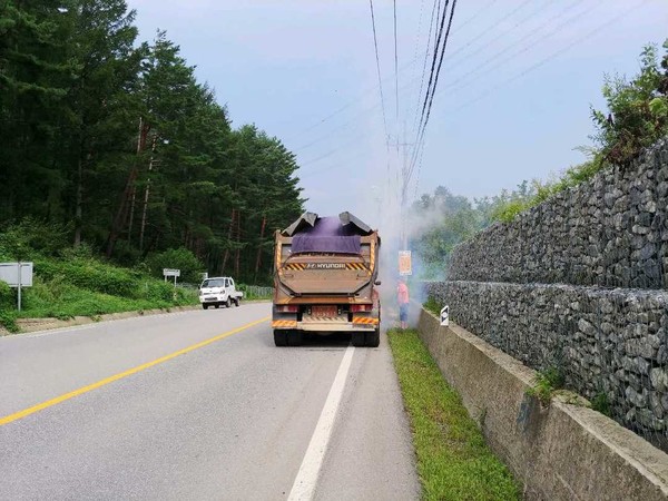 강원 정선경찰서가 덤프트럭 차량 화재를 초기 대응으로 큰 피해를 막았다. [정선경찰서 제공]