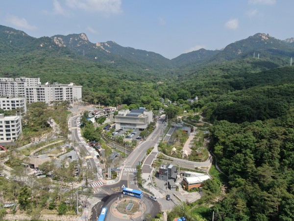 강북구 우이동 휴양콘도미니엄이 왼쪽에, 우이동 가족캠핑장은 오른쪽에 보인다. [강북구 제공]