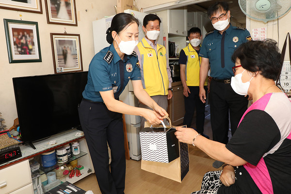경기 일산서부경찰서는 ‘장발장 프로젝트’ 지원대상자에게 생필품을 전달했다. [일산서부경찰서 제공]