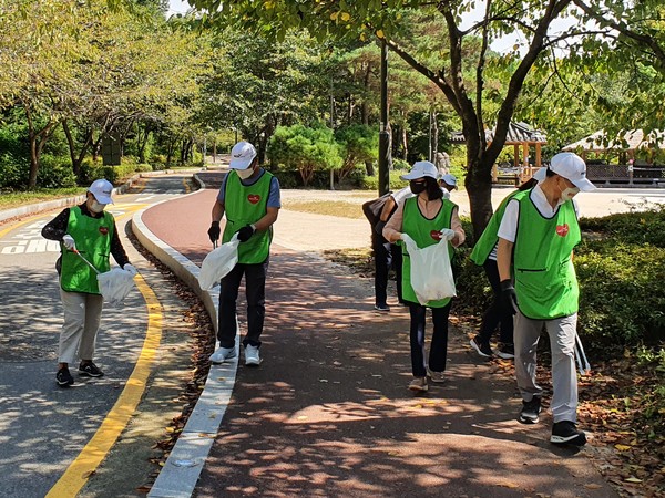 한국건강관리협회 임직원봉사단이 서울 방화근린공원에서 ‘어스체크플로깅’을 하고 있다. [한국건강관리협회 제공]
