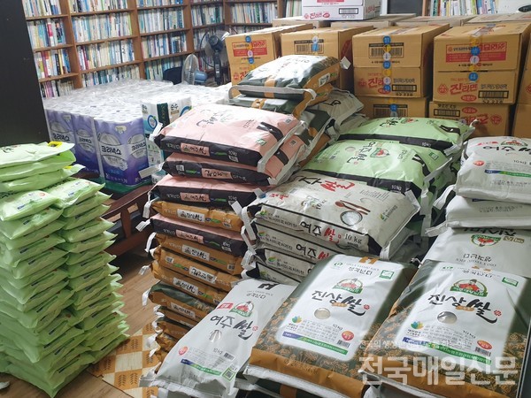 1000만원 상당 행복나눔에 전달된 쌀 등 생필품.
