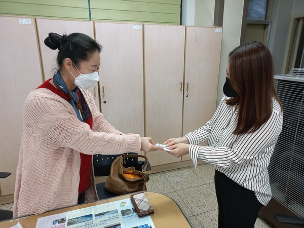 유현미씨는 최근 강원 속초시 조양동 주민센터 찾아가는 보건복지팀을 방문해 코로나 상생 국민지원금 25만원을 전액 기부했다. [속초시 제공]