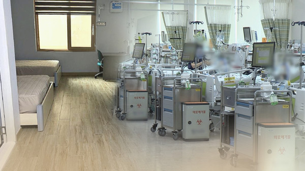 확진자가 하루 7천명이 나오더라도 의료대응이 가능하도록 수도권 지역 병원에 '병상확보 행정명령'을 발동한다. [연합뉴스 CG]