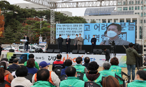 권중순 대전시의장이 보라매공원에서 열린제10회 대전 NGO 한마당 축제에 참석했다. [대전시의회 제공]