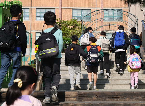 교육부가 전국 학교에 거리두기 해제와 일상 회복에 맞는 새 방역지침을 발표할 예정인 20일 서울의 한 초등학교에서 학생들이 등교하고 있다. [연합뉴스]