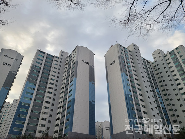 강남4구 아파트값이 1년8개월 만에 하락 전환됐다.