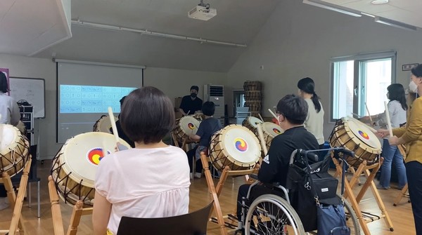 관악구 보건소에서 음악치료 난타 프로그램을 열고 있다. [관악구 제공]