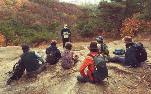 성인 대상 아차산 숲해설 프로그램. [광진구 제공]