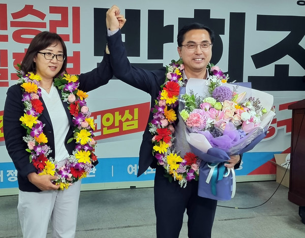 당원에게 축하 꽃다발 받은 박희조 대전 동구청장 당선인(오른쪽) [당선인 측 제공]