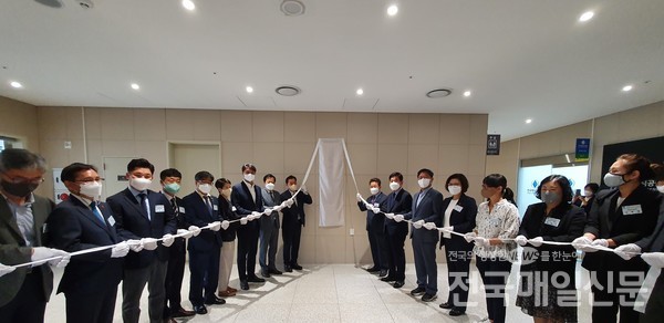 민선8기 경기 수원특례시장 인수위원회가 8일 수원컨벤션센터에서 현판식을 가졌다. 