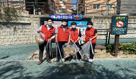 한국건강관리협회 서울동부지부 직원들이 서울 성북구 성북천에서 천변산책로 쓰레기 수거 등 환경정화 운동을 하고 있다. [한국건강관리협회 서울동부지부 제공]