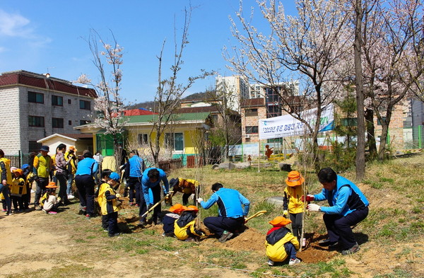 삼천리 직원들이 청량산에서 나무를 심는 Clean Day 활동을 펼치고 있다. [삼천리 제공]