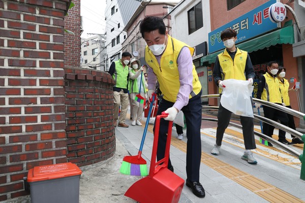 박준희 관악구청장이 난곡동 골목을 청소하고 있다. [관악구 제공]