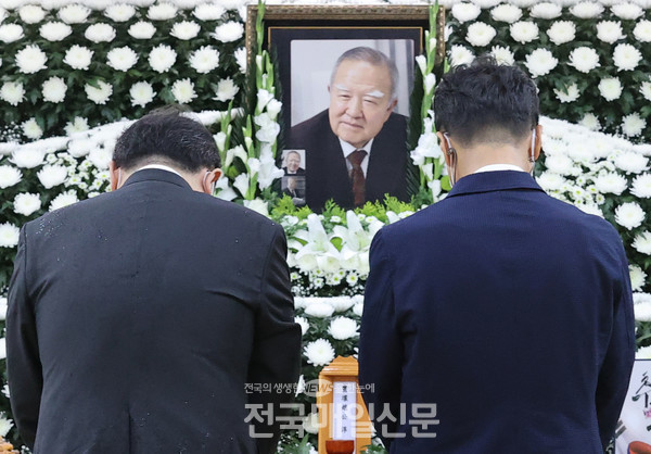 조순 전 경제부총리 빈소 찾은 조문객들(사진제공/연합뉴스)