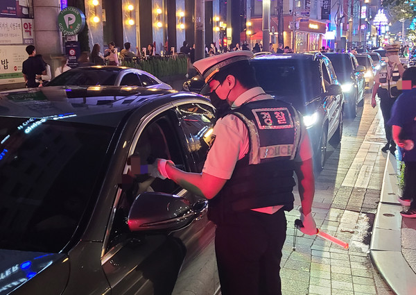 지난 22일 오후 서울 강남구 신사동 압구정 로데오거리에서 경찰이 음주운전 단속을 하고 있다. [연합뉴스]