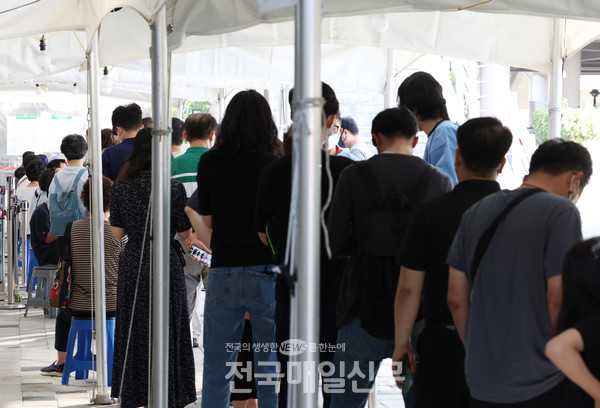 코로나 검사 기다리는 사람들(사진제공/연합뉴스)