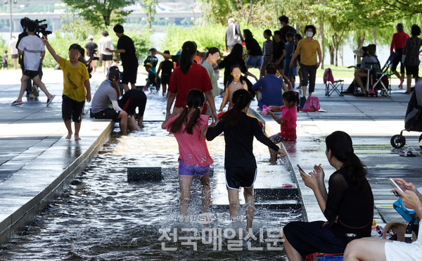 광복절연휴 휴가철 피서지, 더위를 피해서(사진제공/연합뉴스)