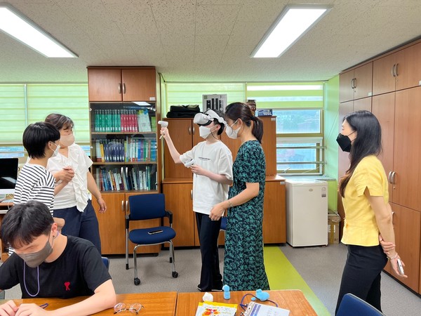 강북구 한빛맹학교 학생들이 VR체험을 하고 있다. [강북구 제공]