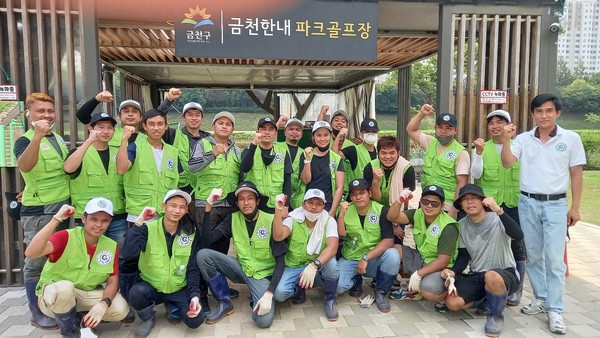 서울 금천구 수해 복구 현장에서 지구촌다문화연맹 외국인 유학생과 근로자 27명이 자원봉사에 나섰다. [금천구 제공]