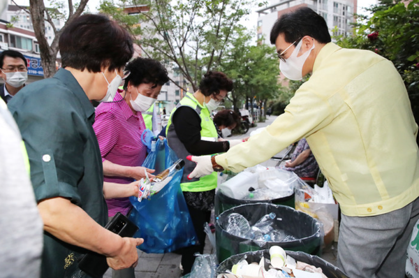 정원오 성동구청장이 재활용정거장에서 자원관리사들과 함께 선별작업을 하고 잇다. [성동구 제공]