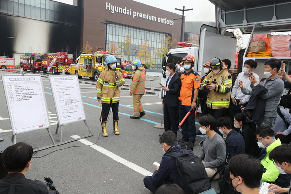 대전 유전소방서 관계자가 26일 오전 불이 난 유성구 한 대형 아웃렛 정문 앞에서 언론 브리핑을 하고 있다.  [연합뉴스]