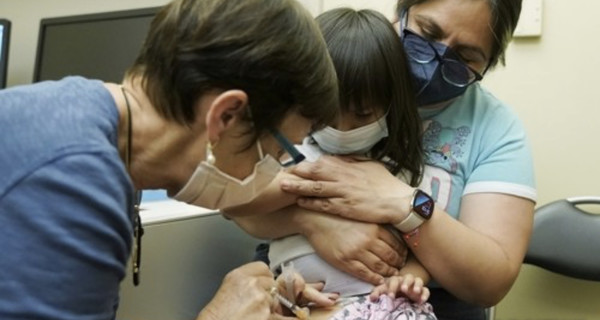 미국 워싱턴주 시애틀의 워싱턴대학교 병원에서 2살 어린이가 간호사로부터 신종 코로나바이러스 감염증(코로나19) 백신을 접종받고 있다.[시애틀 AP=연합뉴스 자료사진]
