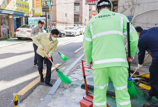 김태우 강서구청장이 골목청소에 나섰다. [강서구 제공]