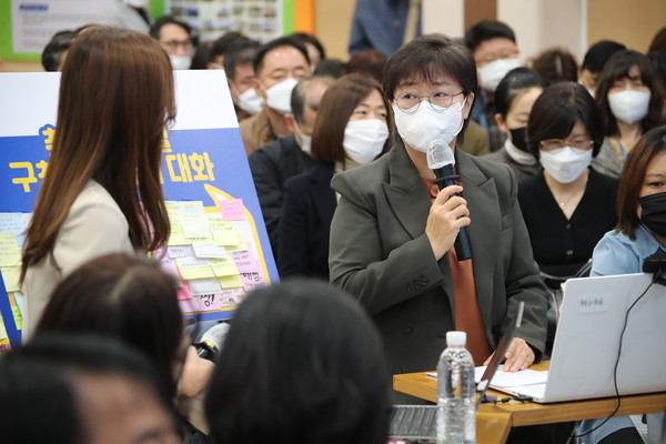 이순희 강북구청장(가운데)이 실시간 채팅을 통해 올라온 직원들의 문의에 대해 답변하고 있다. [강북구 제공]