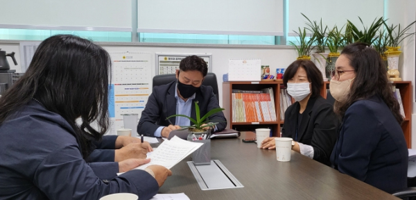 경기도의회 보건복지위원회 최종현 위원장과 박재용 의원이 최근 도의회에서 정신질환자 절차보조사업 관련 정담회를 가졌다. [경기도의회 제공]